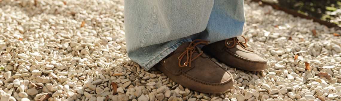 Casual mocassins van bruin suède met veters gestyled met wijde jeans comfortabele en stijlvolle najaarsschoenen