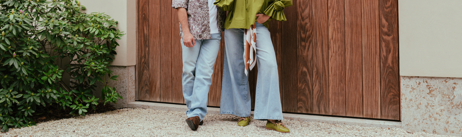 Man met lichtblauwe straight jeans + loafers en vrouw met wijde jeans + loafers