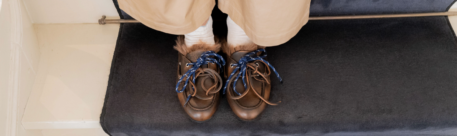 Donkerbruine leren instap loafers met blauwe veters en bont