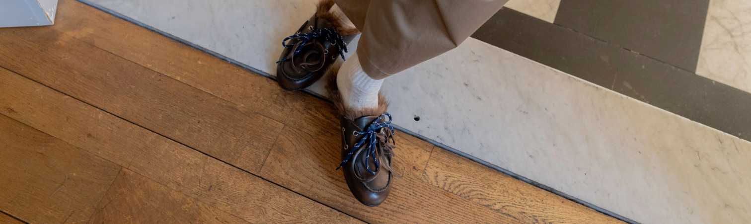 Bovenaanzicht fluffy slip in loafers met witte sokken