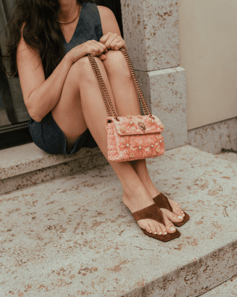 De teenslipper in 2026: van strandslipper tot high-fashion musthave 