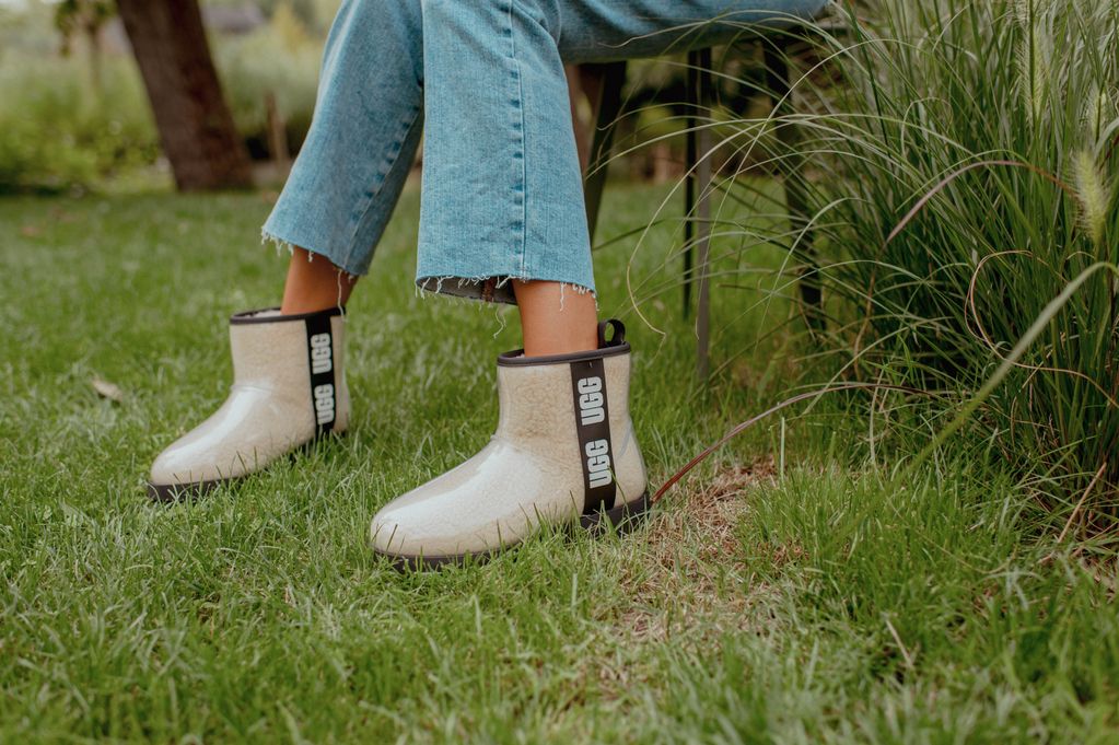 Onderbenen in lichtblauwe jeans met UGG Classic Clear Mini boots