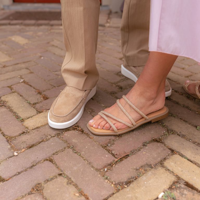 en stel poseerd met trouwschoenen