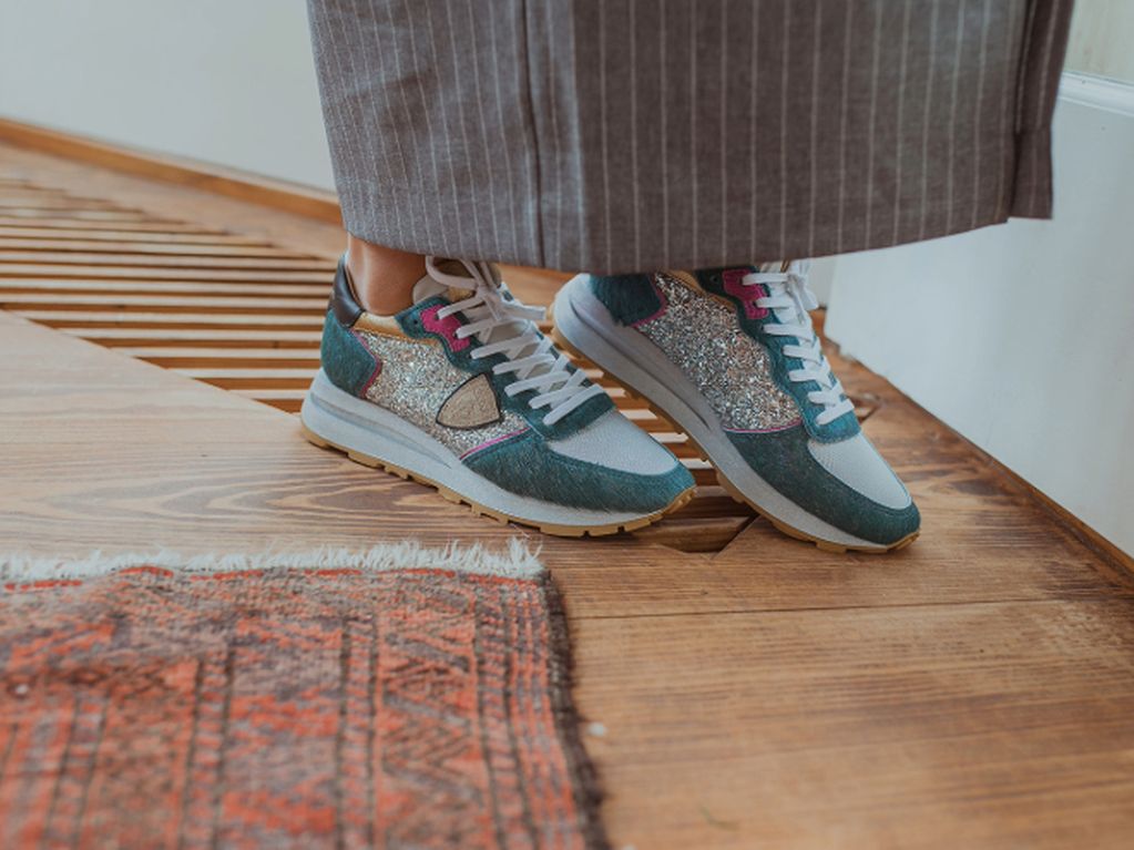 Groene Philippe Model damessneakers met glitters onder grijze krijtstreep rok inlopen