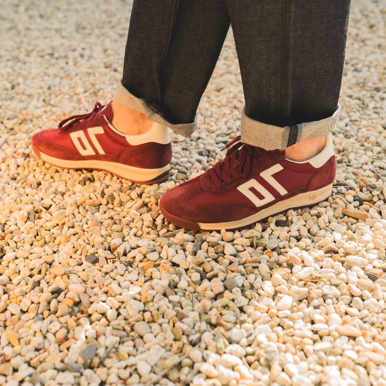 man-draagt-back70-herensneakers-nieuw-merk-bij-van-arendonk-met-zwarte-pantalon-op-grintpad