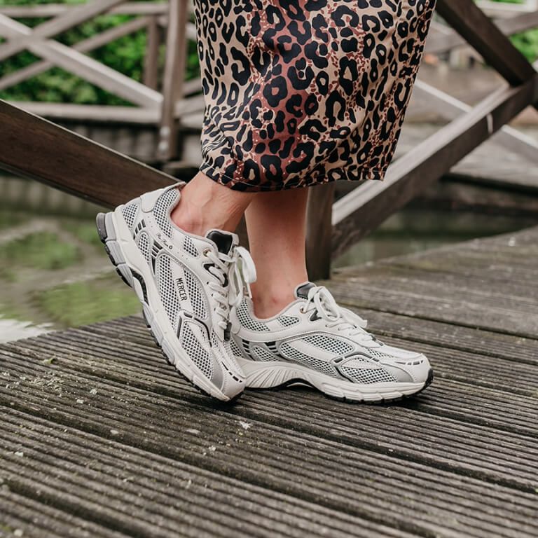 Mercer Amsterdam damessneakers met gerecycled mesh onder panterprint rok