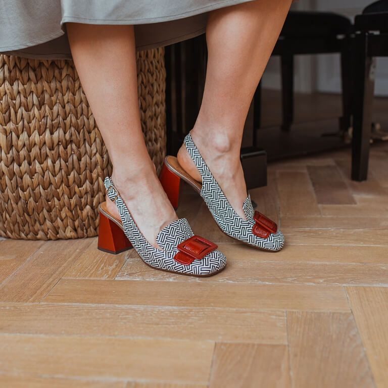 Zwart/witte sandalen met bokhak en rode details