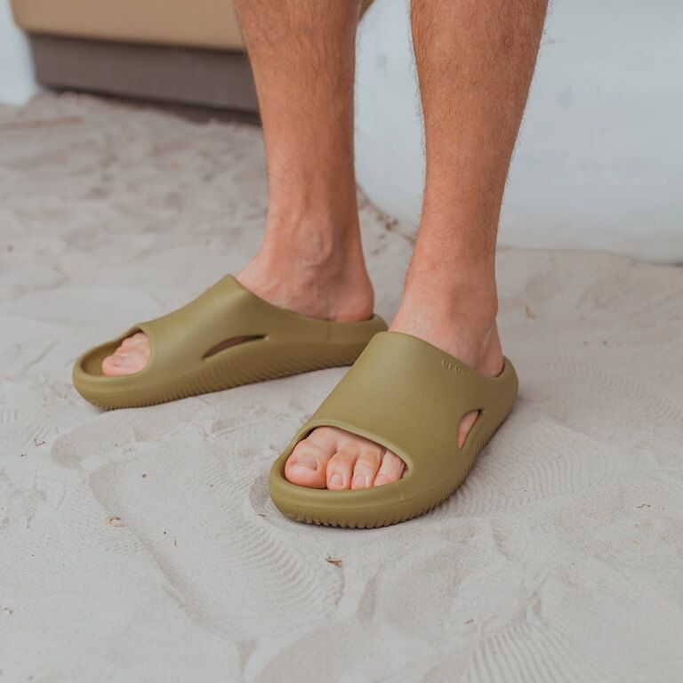 Kunststof groene herenslippers Crocs op zand
