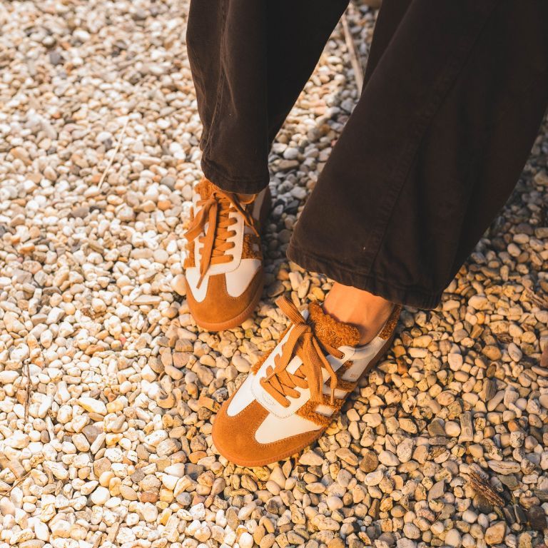 Sneakers-met-teddystof-aan-de-buitenkant