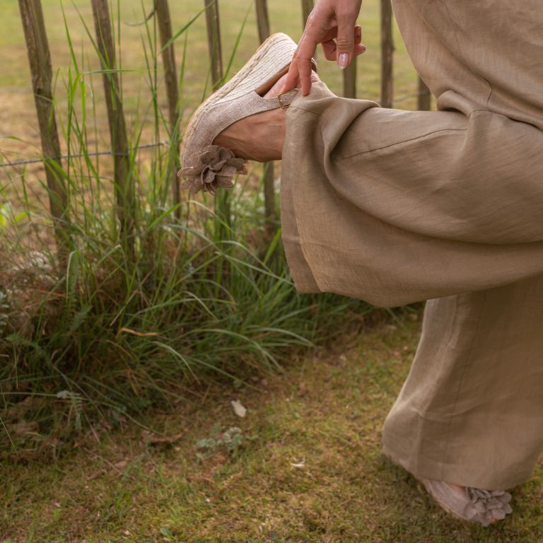 Model grijp haar sleehakken op het gras
