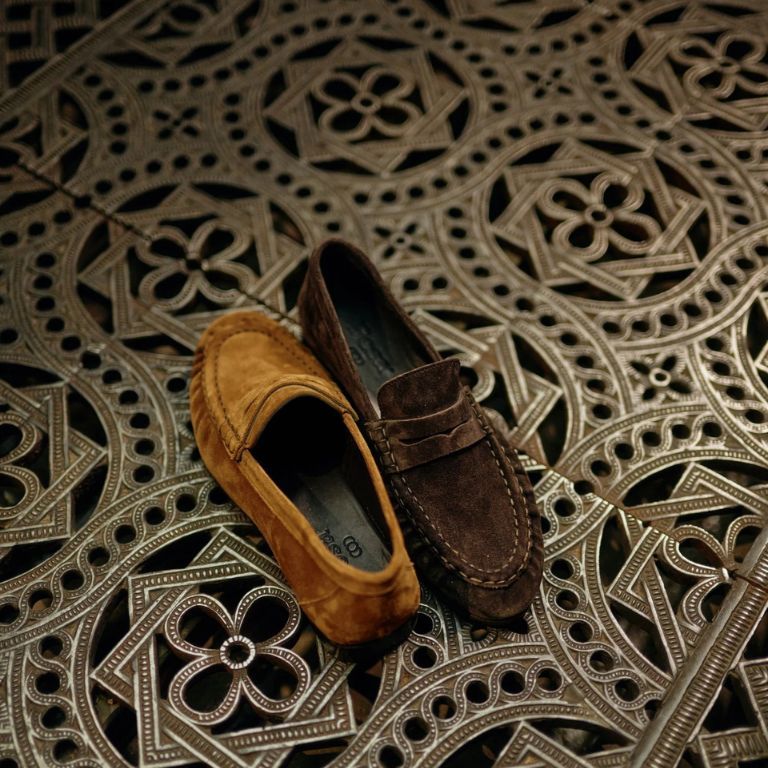 Suède-loafers-in-camel-en-donkerbruin-zacht-stijlvol-en-perfect-voor-elke-dag