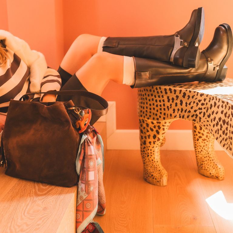 Overknee-laarzen-met-sokken-die-er-bovenuit-komen-trend