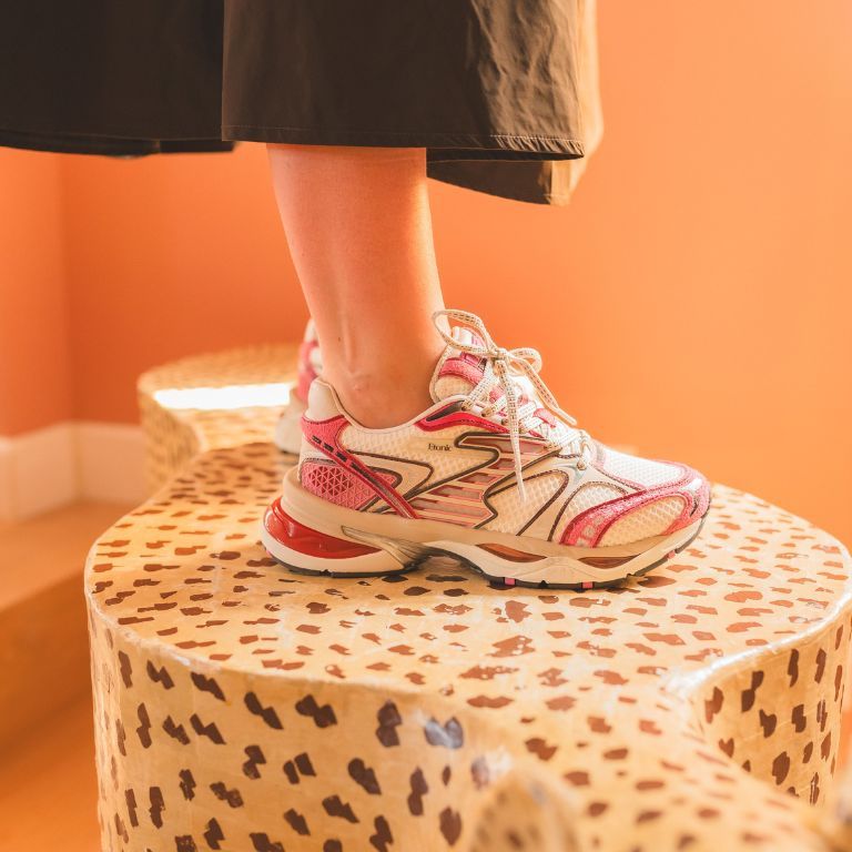 vrouw-draagt-etonic-damessneakers-nieuw-merk-bij-van-arendonk