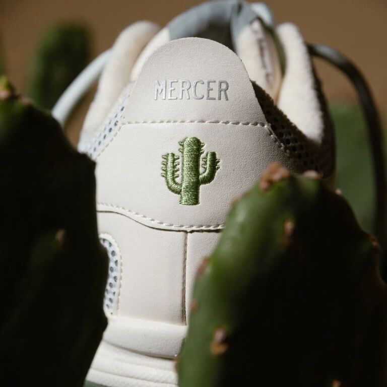 Close-up hielstuk Mercer Amsterdam sneakers met geborduurde cactus