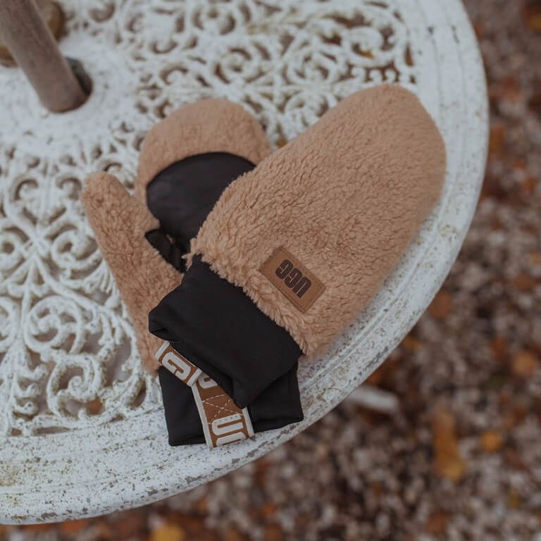 Bruine teddy wanten UGG op wit opengewerkt ijzeren tafeltje