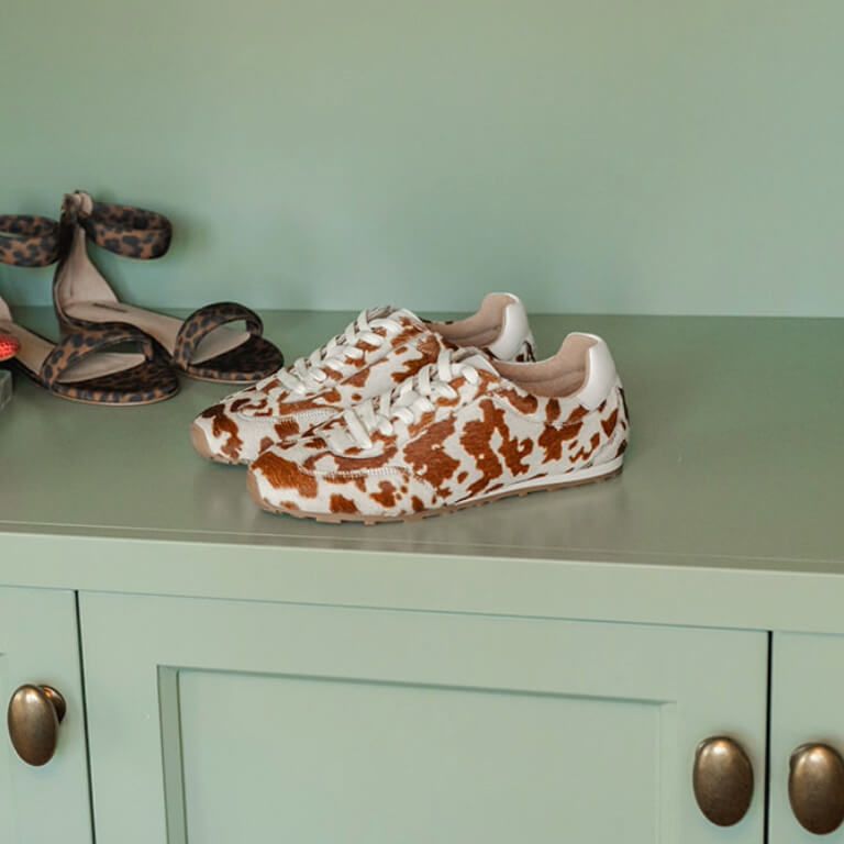 DWRS Label sneakers met koeienprint in lichtgroene kast