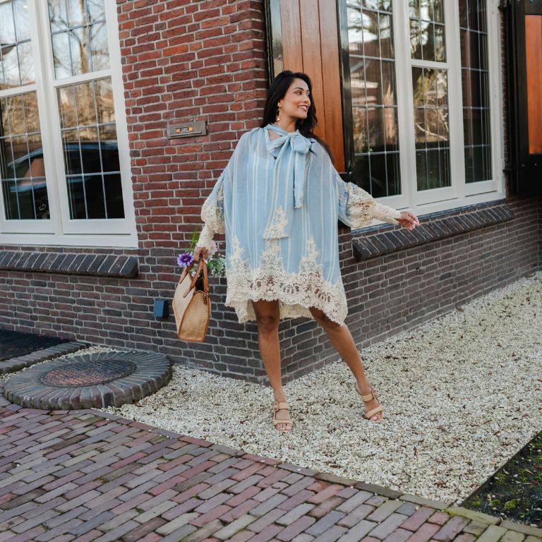 model poseerd met raffia tas