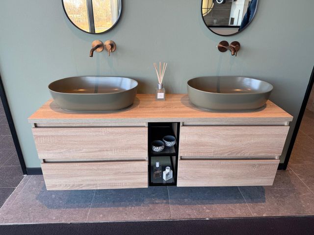 Badmeubel met spiegel en kraan Badmeubel met spiegel en kraan