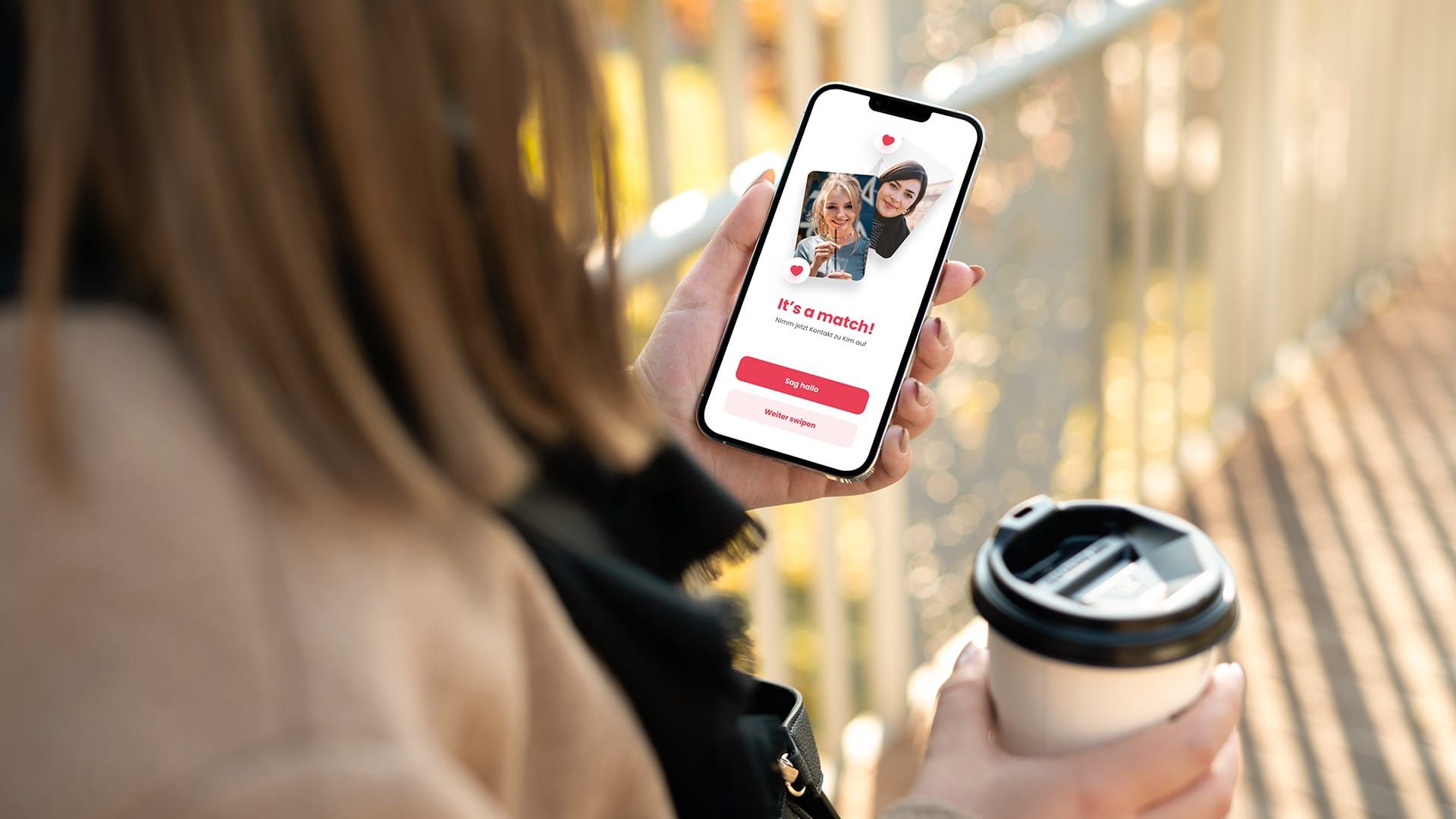 Einmal Swipen und auf zum nächsten Date. Doch was machen Dating Apps mit uns? Das Bild zeigt eine Hand, die ein Handy halten. Darauf ist die Oberfläche eines Dating Apps zu erkennen.