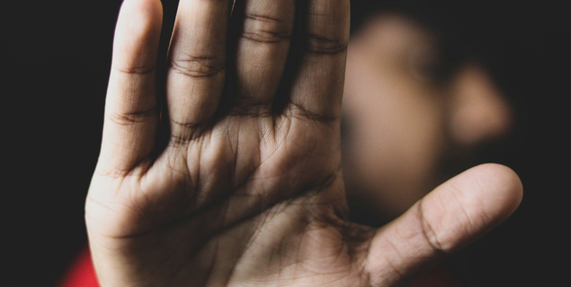 Frau macht mit der Hand das Stopp-Zeichen