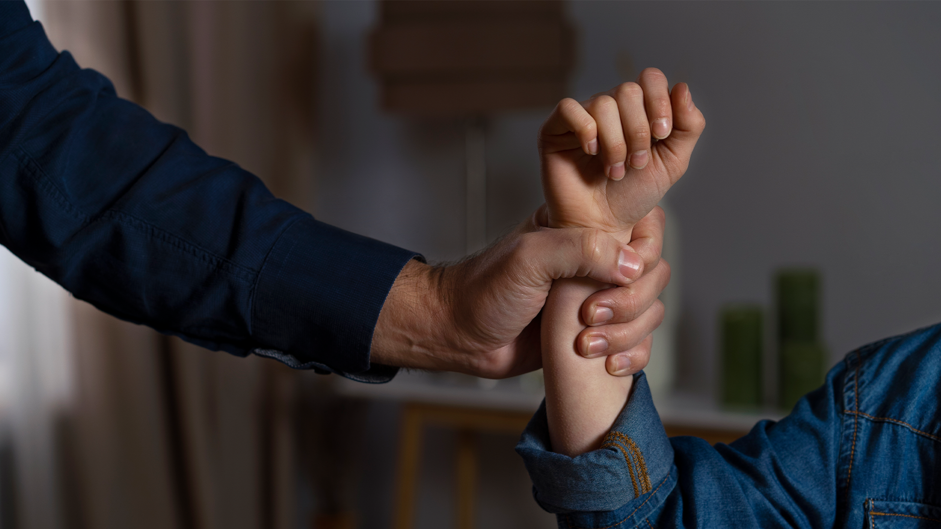 Abhängigkeit schafft Machtstrukturen, die Gewalt ermöglichen. Symbolbild: Freepik Ein Mann umfasst mit seinen Fingern das Handgelenk einer Frau.