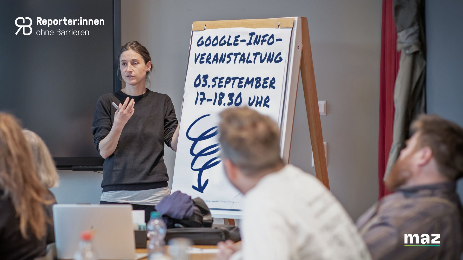 Nimm an der Infoveranstaltung am 3. September teil und erfahre mehr zu diesem Angebot. Bildnachweis: Reporter:innen ohne Barrieren Auf dem Bild steht eine Frau vor einem Flipchart. Sie trägt ein schwarzes Oberteil und hält einen Stift in der Hand, während sie spricht. Auf dem Flipchart steht handgeschrieben in grossen blauen Buchstaben: „Google-Infoveranstaltung, 3. September 17–18.30 Uhr.“ Der Raum ist hell, und im Vordergrund sieht man mehrere Personen, die der Frau zuhören. Es wirkt, als ob die Frau eine Präsentation oder Erklärung hält, während die Teilnehmenden aufmerksam zuhören. Die Stimmung im Raum ist konzentriert und sachlich. Bildnachweis: Reporter:innen ohne Barrieren