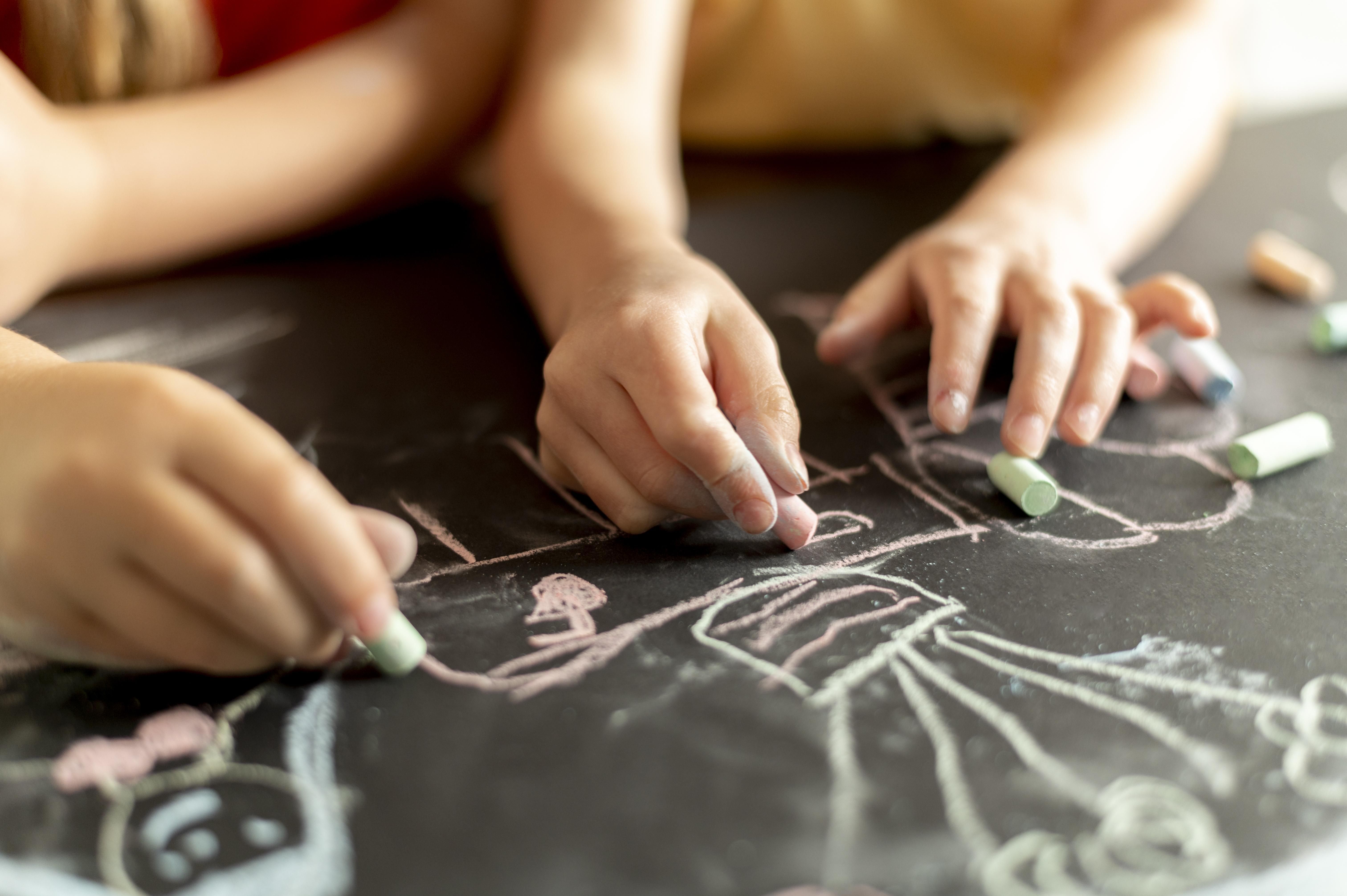 Schulische Unterforderung prägten viele Biografien von Kindern mit Behinderung. Symbolbild: Freepik
