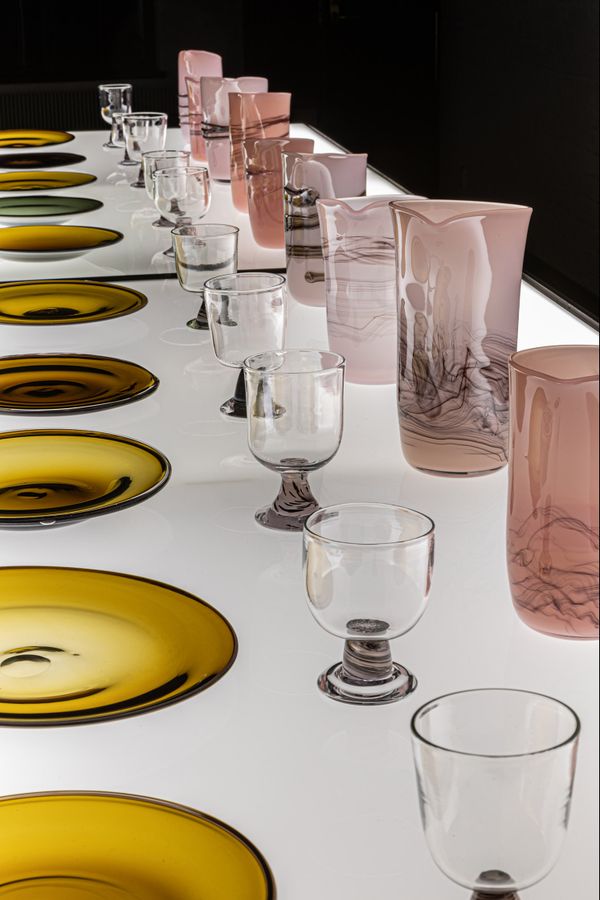 glasshandformedmatter-kh-berlin-kirsti-taiviola-glassblowers-setting-the-starters-photo-vesalaitinen-045