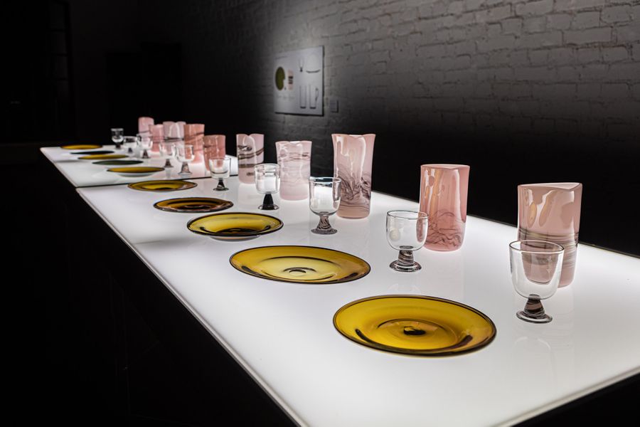 glasshandformedmatter-kh-berlin-kirsti-taiviola-glassblowers-setting-the-starters-photo-vesalaitinen-023