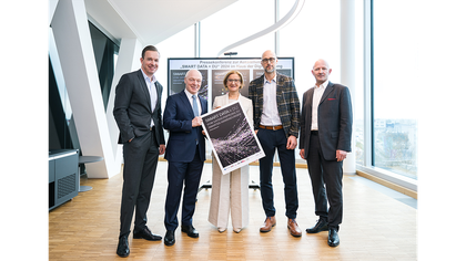 Pressefoto anlässlich der Ausstellung SMART DATA + DU im Haus der Digitalsierung: v.l. Haus der Digitalisierung Geschäftsführer Lukas Reutterer, ecoplus Geschäftsführer Helmut Miernicki, Landeshauptfrau Johanna Mikl-Leitner, Ausstellungskurator Markus Pargfrieder, Haus der Digitalisierung Geschäftsführer Claus Zeppelzauer - Copyright NKL Pfeffer