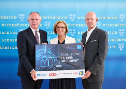 v.l. Innenminister Gerhard Karner, Landeshauptfrau Johanna Mikl-Leitner und ecoplus Digital Geschäftsführer Claus Zeppelzauer