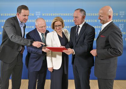 v.l. ecoplus Digital Geschäftsführer Lukas Reutterer, ecoplus Geschäftsführer Helmut Miernicki, Landeshauptfrau Johanna Mikl-Leitner, Innenminister Gerhard Karner, ecoplus Digital Geschäftsführer Claus Zeppelzauer