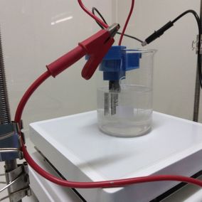 ダイヤモンド電極によるCFRPリサイクル_ビーカーテストの様子 CFRP beaker