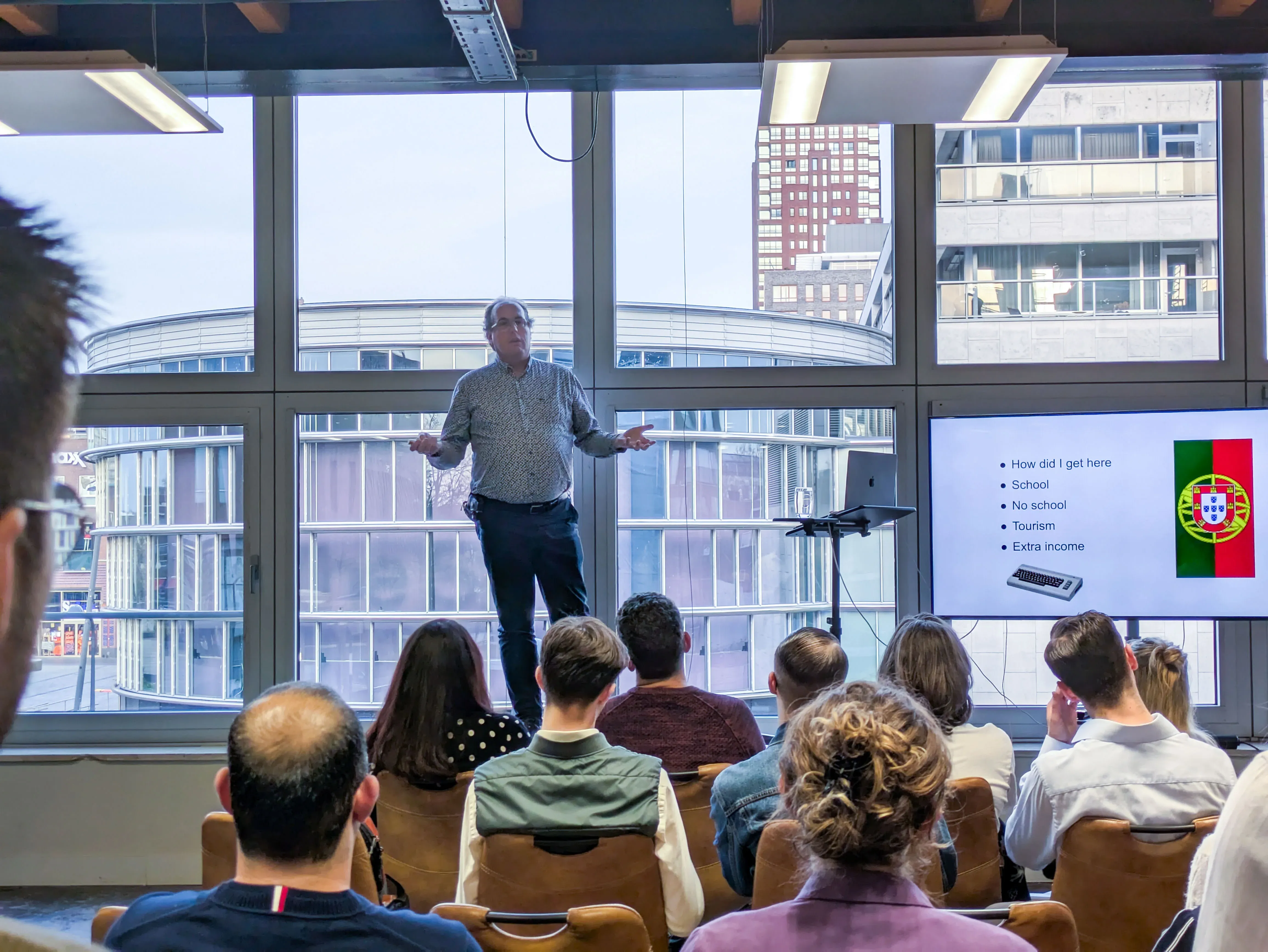 Audience listening to and watching speaker Kasper during the switching to tech meetup