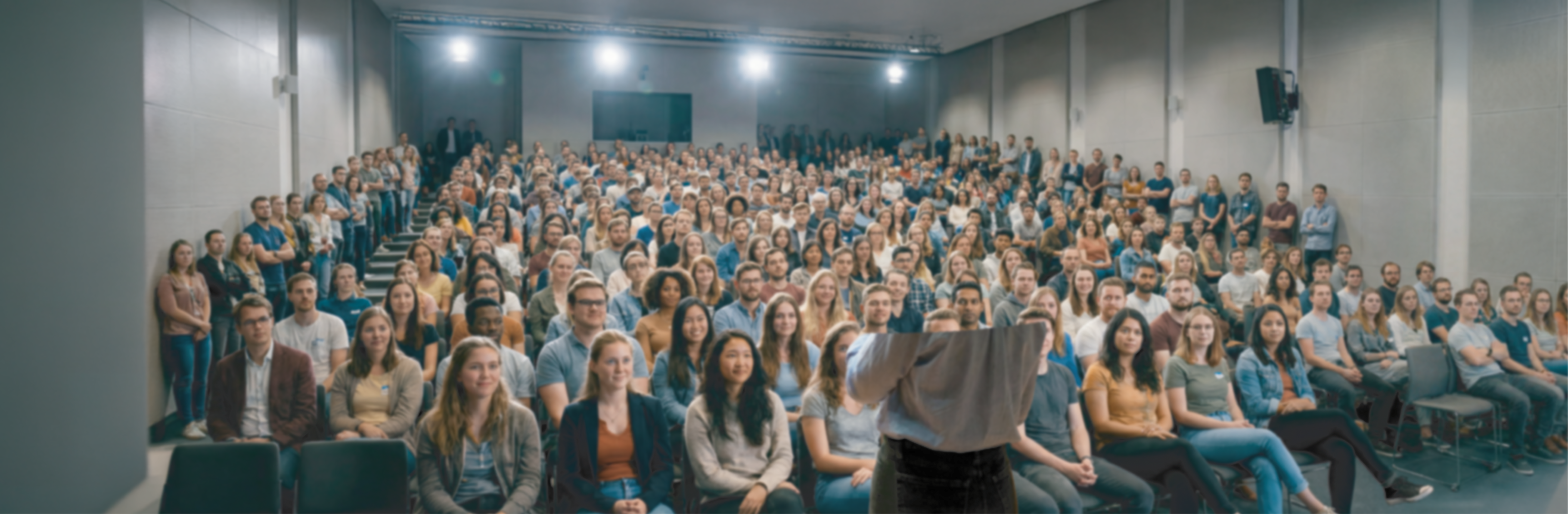 Eine junge Dame hält eine Rede vor einem großen Publikum