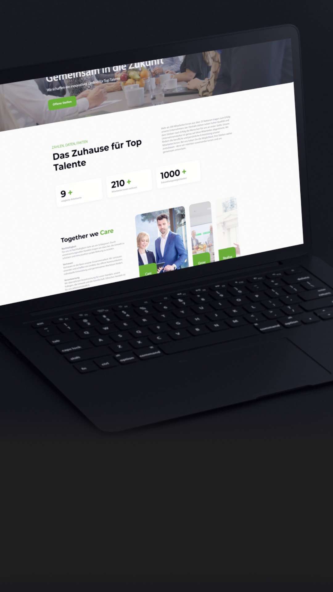 Ein Laptop zeigt die Unternehmenswebseite von CCE.