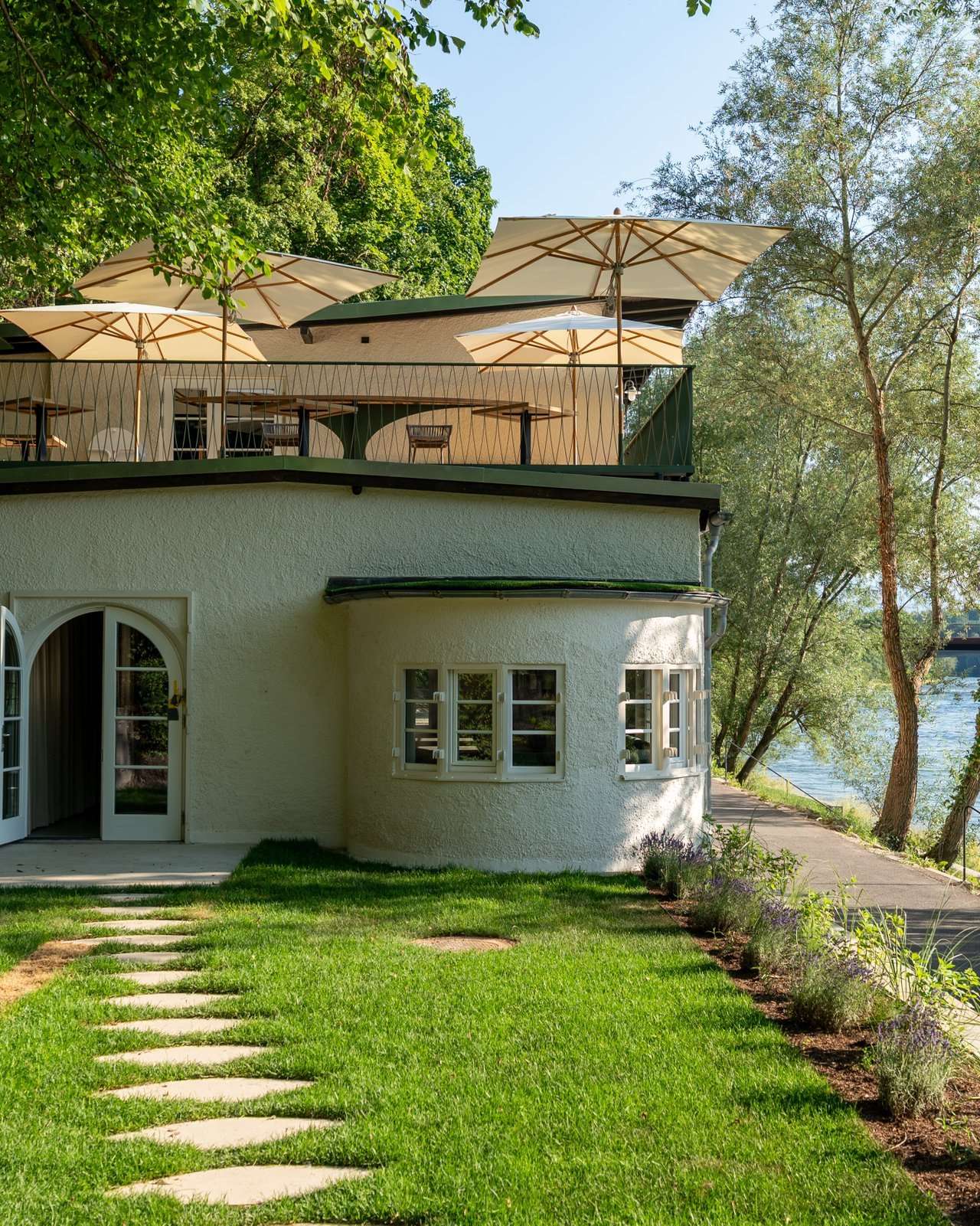 Erker und Garten des Paddlerhaus Steyr mit Blick auf die Enns, Hochformat