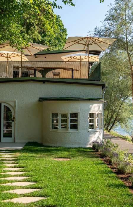 Erker und Garten des Paddlerhaus Steyr mit Blick auf die Enns, Hochformat
