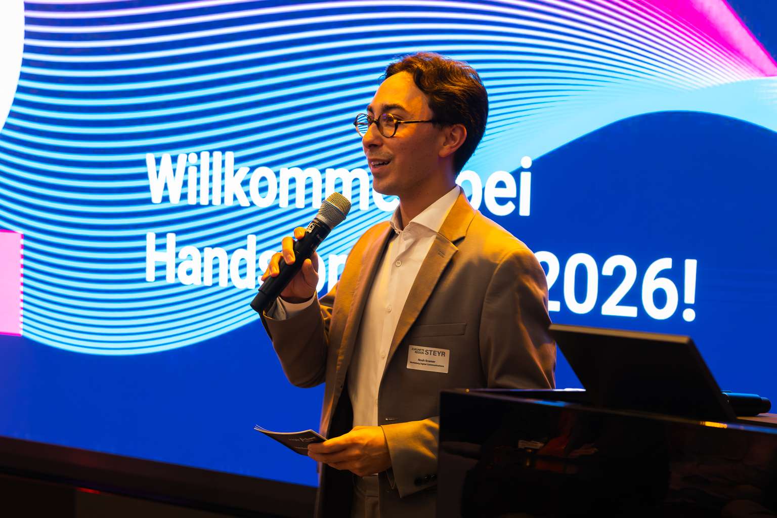 Der Moderator des Abends Noah Kramer spricht zu den Besucher:innen.