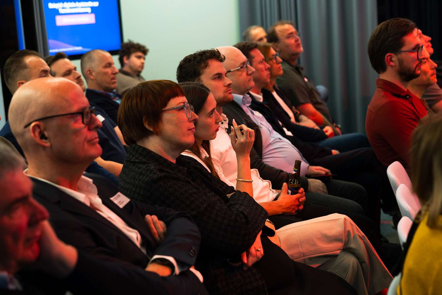 Mehrere Besucher:innen sitzen im Publikum des Hands on Data.