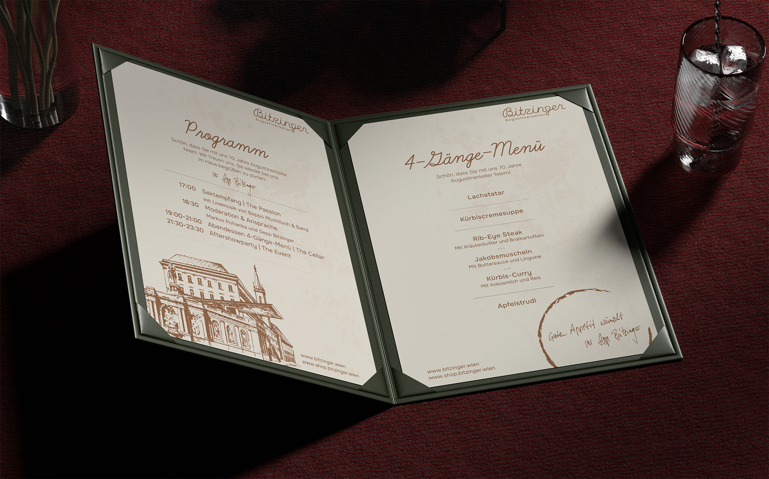 Eine Speisekarte von Bitzinger liegt aufgeschlagen auf einem Tisch