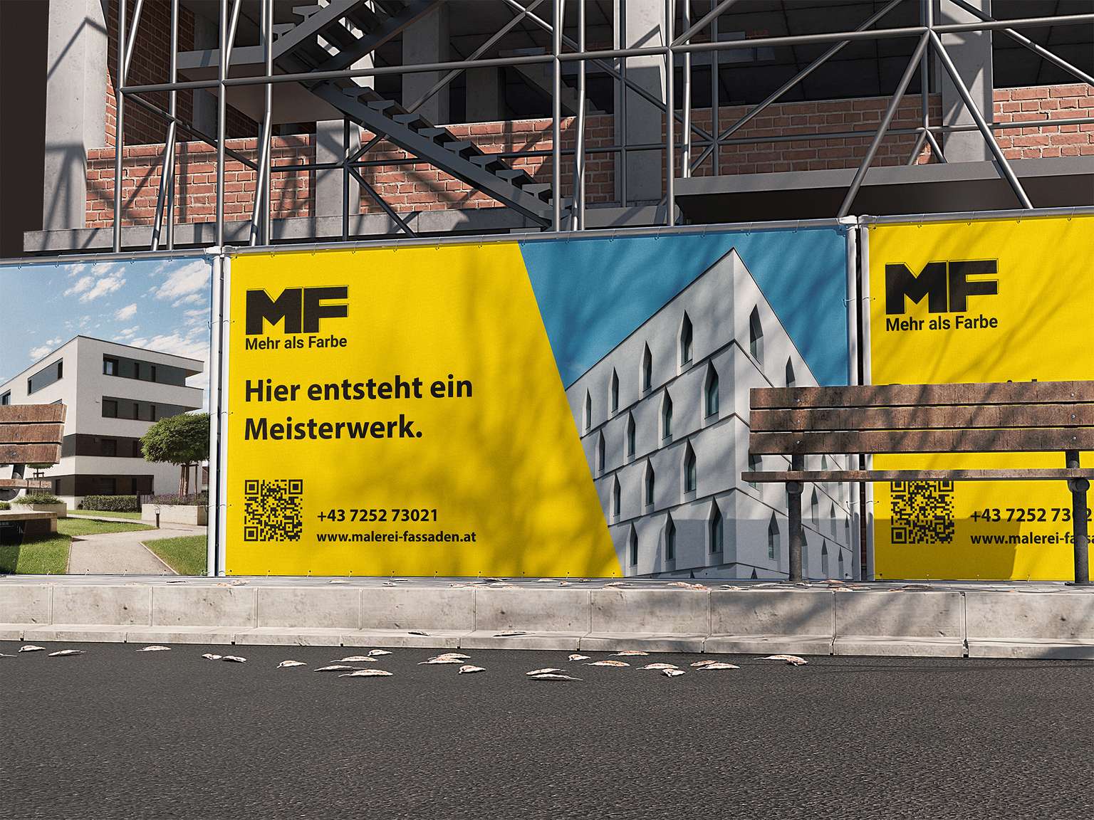 Vor einer Baustelle stehen Bauzaunblenden mit Design des Unternehmens Malerei und Fassaden