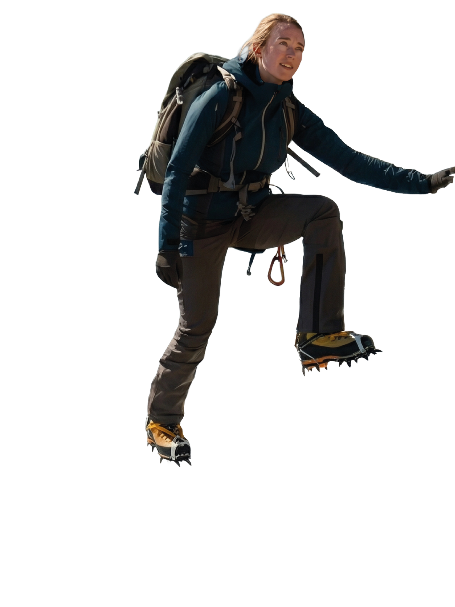 Eine Bergsteigerin klettert an einem Berg hoch mit einer Berglandschaft im Hintergrund