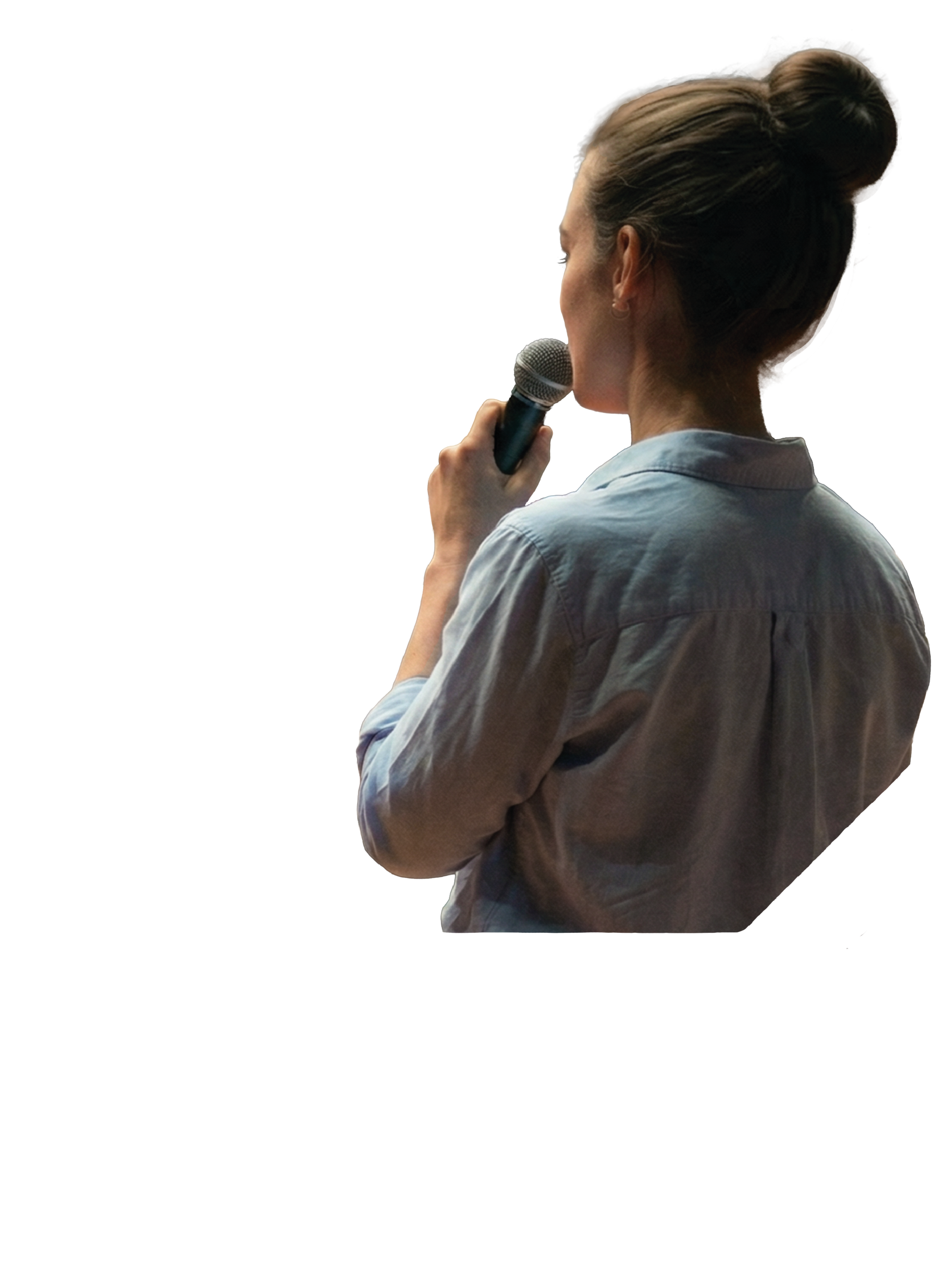 Eine junge Dame hält eine Rede vor einem großen Publikum