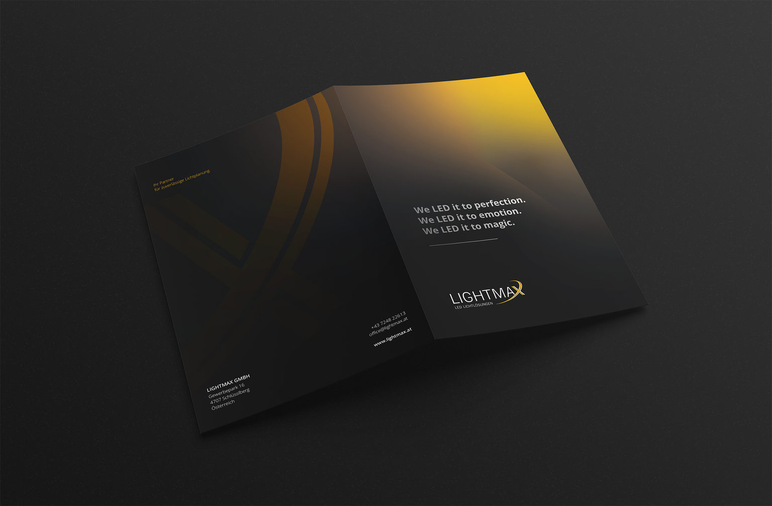 Ein Folder von Lightmax liegt aufgeschlagen mit dem Cover nach oben auf dunklem Grund