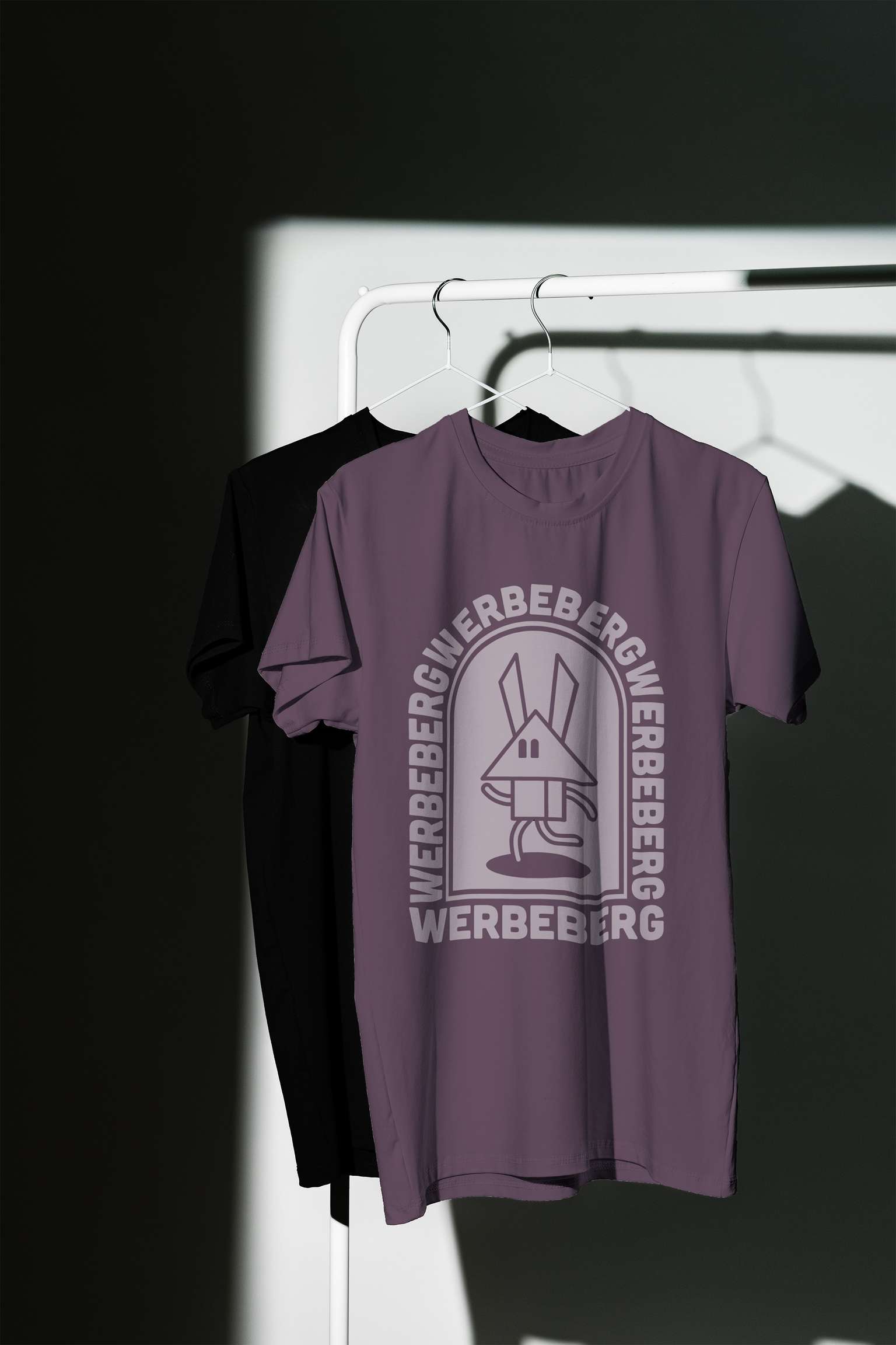 Zwei Tshirts hängen an einer Stange.