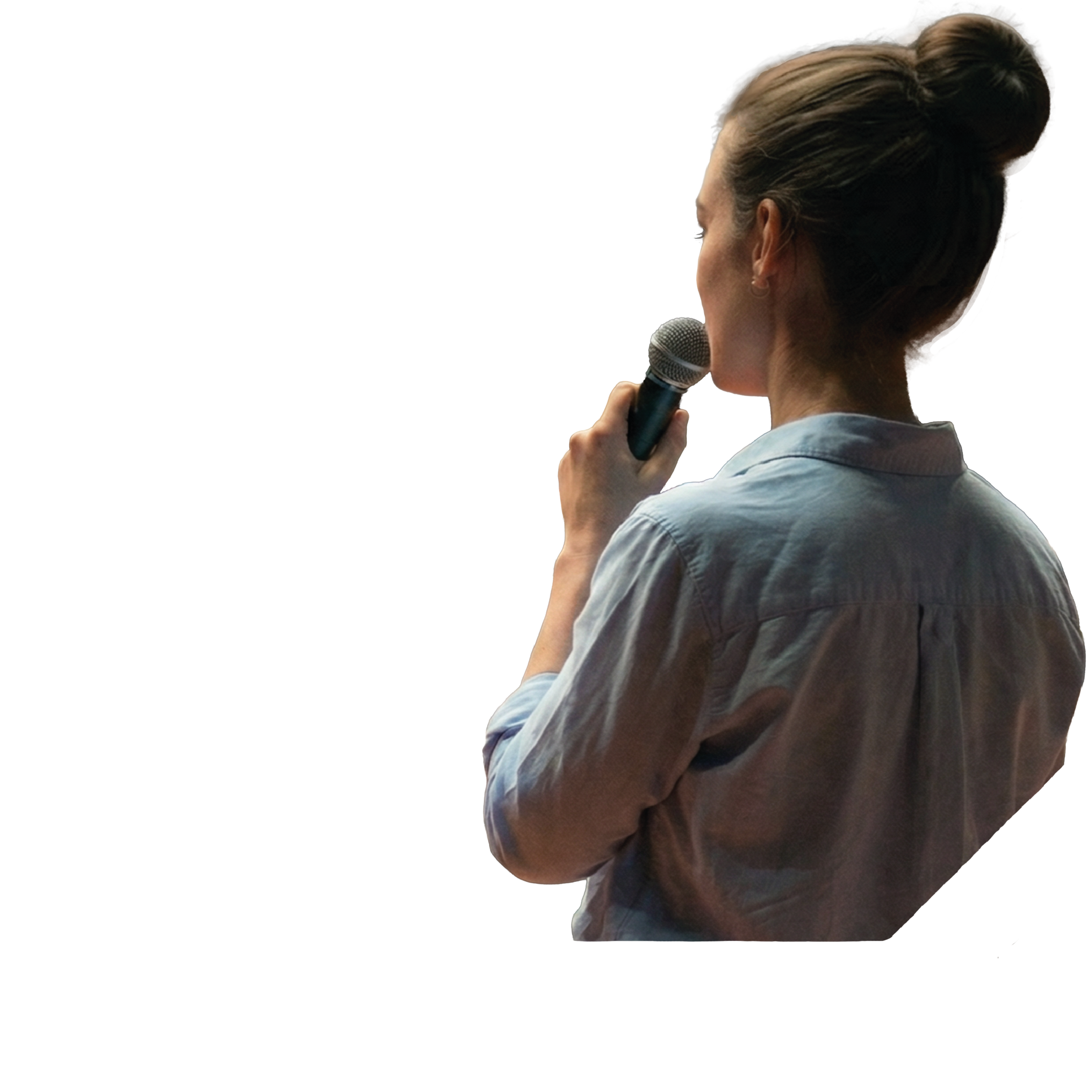 Eine junge Dame hält eine Rede vor einem großen Publikum