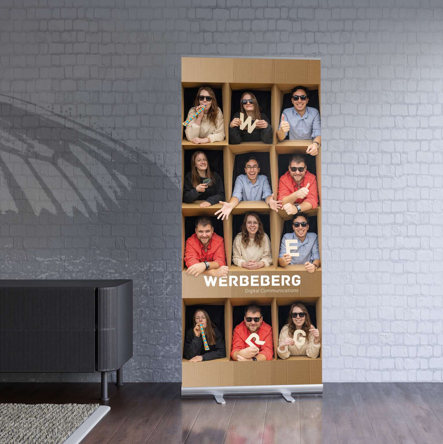 In einem Raum steht ein Rollup mit ansprechendem Design von Werbeberg