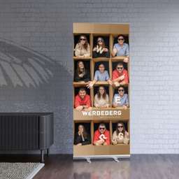 In einem Raum steht ein Rollup mit ansprechendem Design von Werbeberg