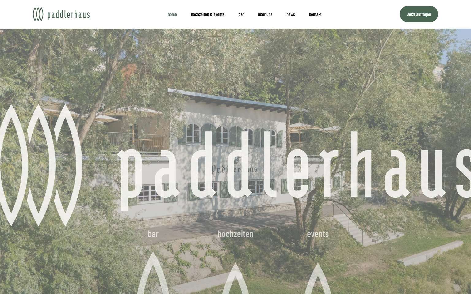 Startseite der Website paddlerhaus.at mit Logo, Navigation und Außenansicht des Hauses